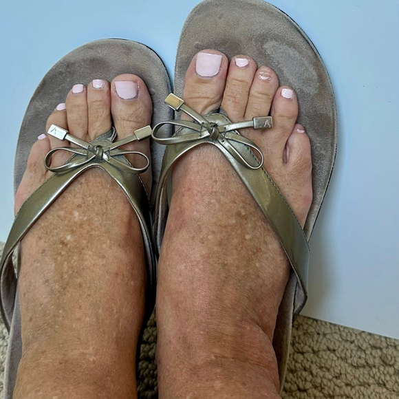 Women's Vionic Metallic Pewter Flip Flop Sandals Size 9.5 - Picture 3 of 7